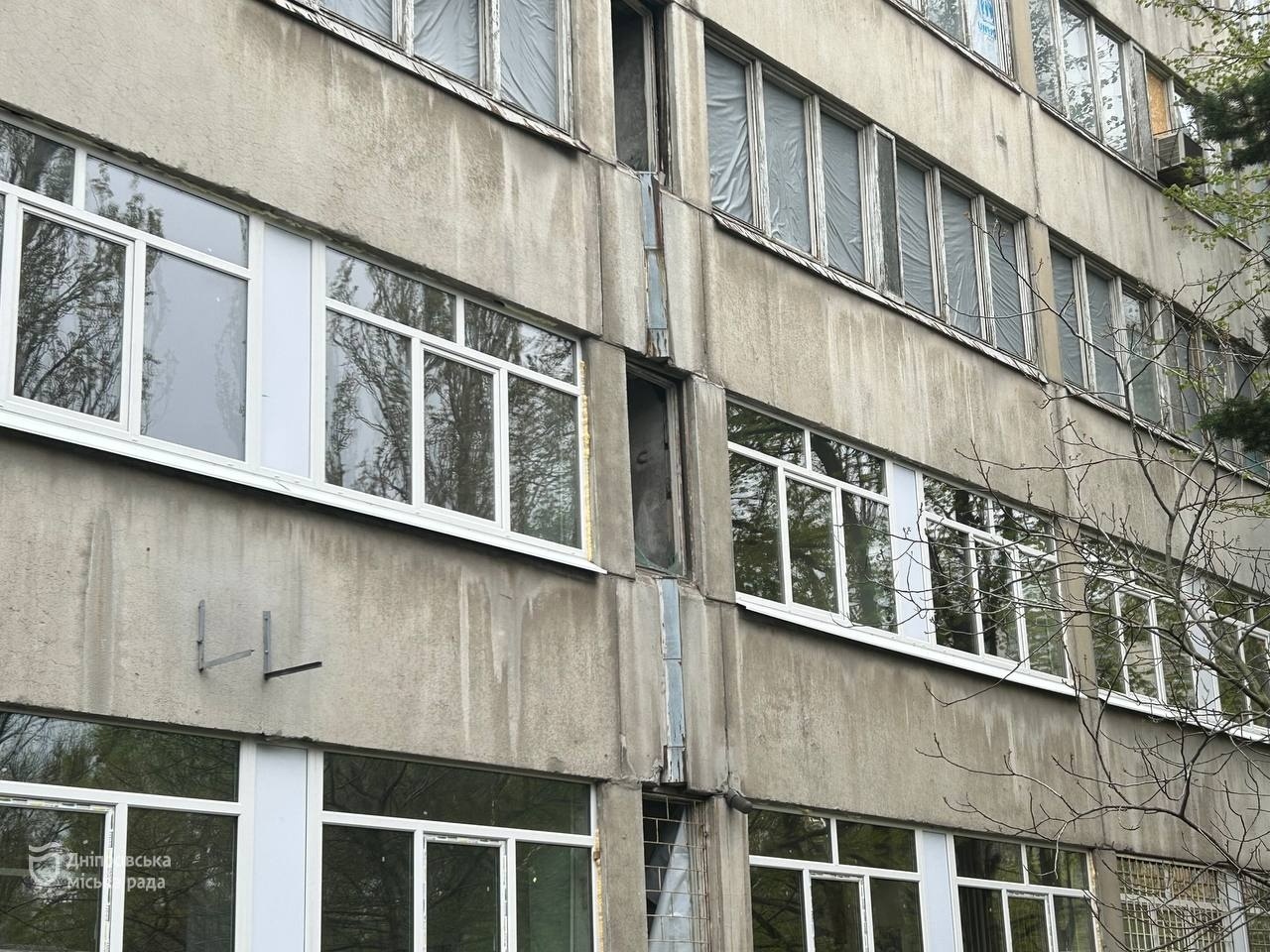 Дніпрі відновлюють корпус УДУНТ, пошкоджений внаслідок російських обстрілів