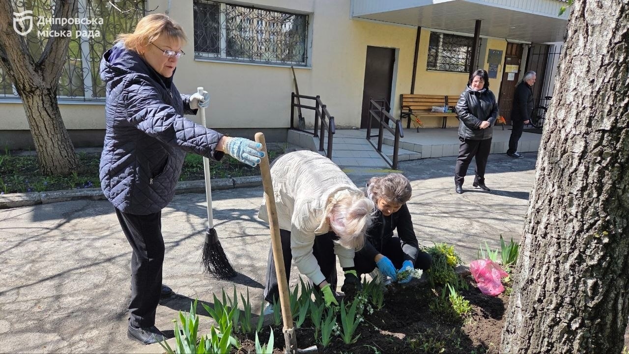 Підопічні та працівники терцентру Дніпра разом прикрасили прилеглу територію квітами та впорядкували зелені зони - 22.04.2026