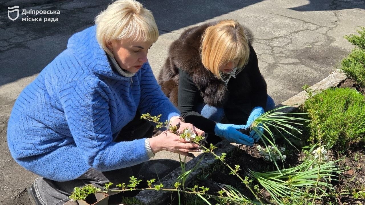 Підопічні та працівники терцентру Дніпра разом прикрасили прилеглу територію квітами та впорядкували зелені зони - 22.04.2026