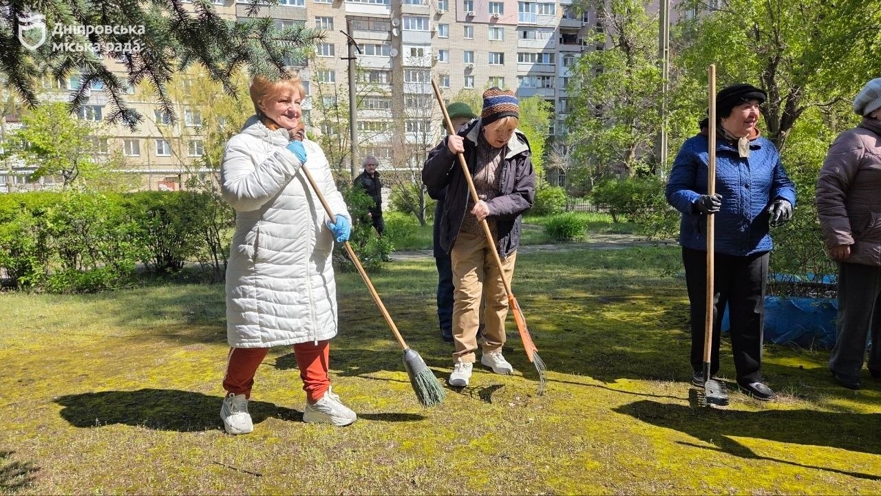 Підопічні та працівники терцентру Дніпра разом прикрасили прилеглу територію квітами та впорядкували зелені зони - 22.04.2026