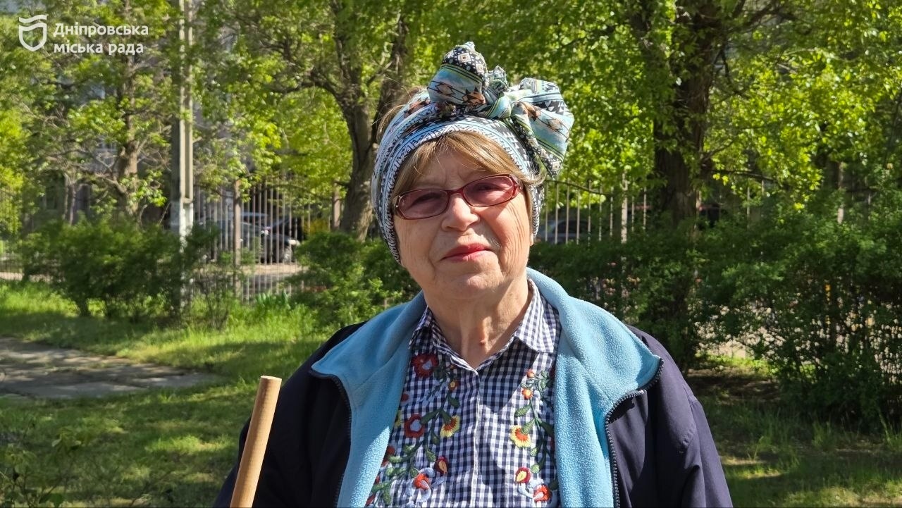 Підопічні та працівники терцентру Дніпра разом прикрасили прилеглу територію квітами та впорядкували зелені зони - 22.04.2026