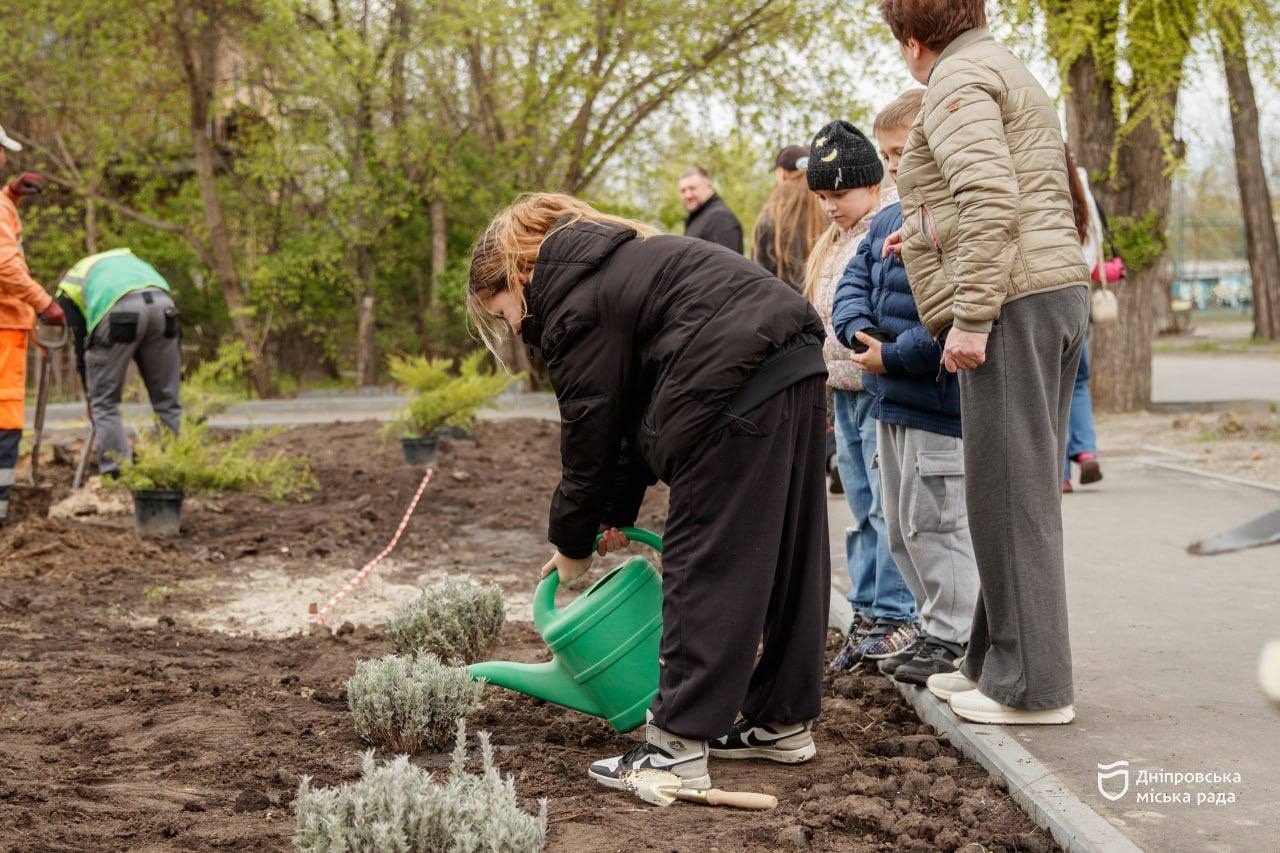 #Дніпро_квітучий: толока в Амур-Нижньодніпровському районі Дніпра об’єднала дітей і дорослих - 22.04.2026