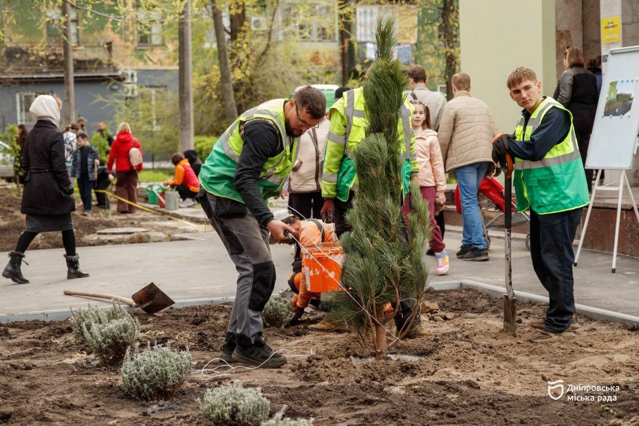 #Дніпро_квітучий: толока в Амур-Нижньодніпровському районі Дніпра об’єднала дітей і дорослих - 22.04.2026