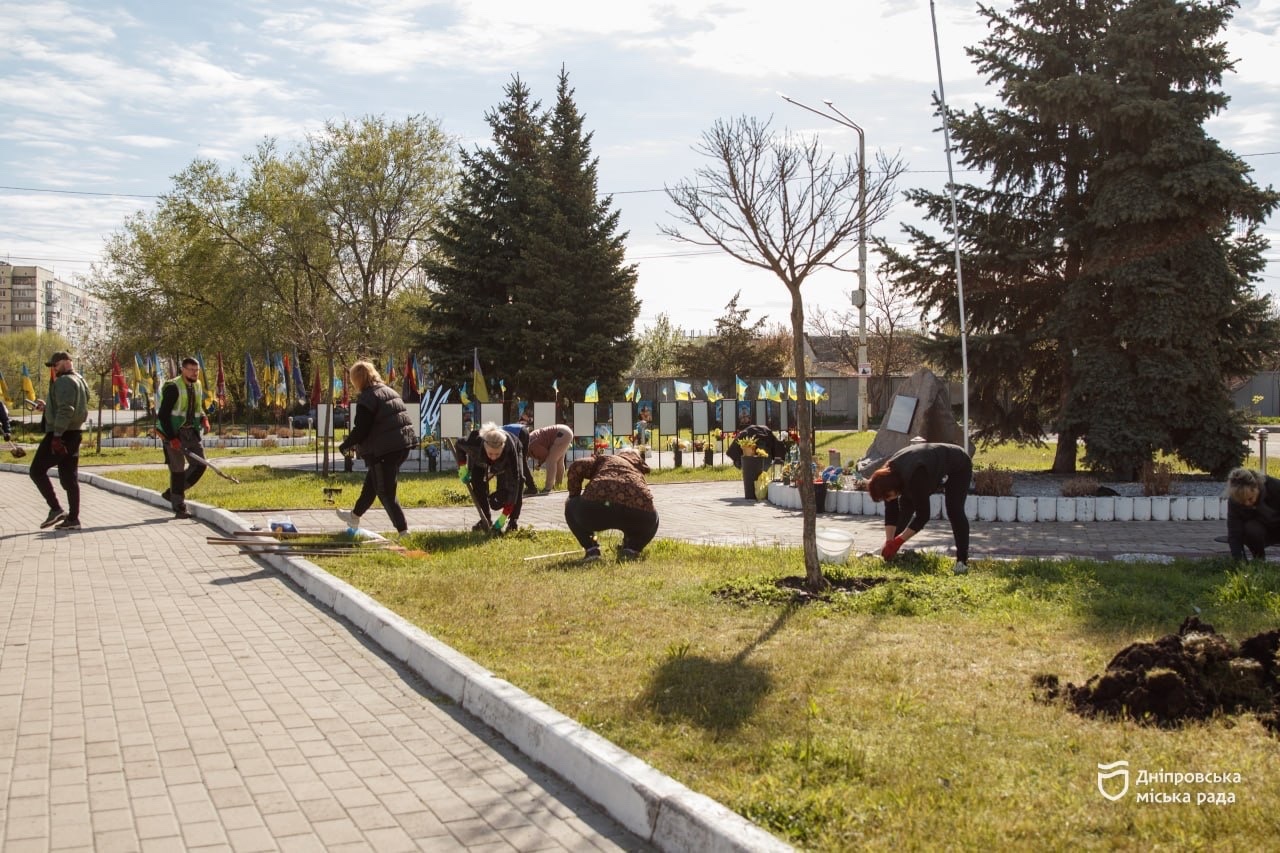 У Дніпрі стартували весняні толоки #Дніпро_квітучий: містяни прибирають двори, сквери та берегову лінію - 25.04.2026