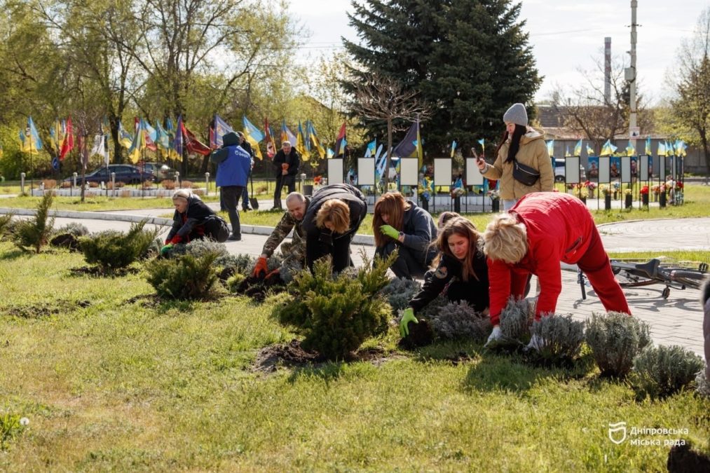 У Дніпрі стартували весняні толоки #Дніпро_квітучий: містяни прибирають двори, сквери та берегову лінію - 25.04.2026