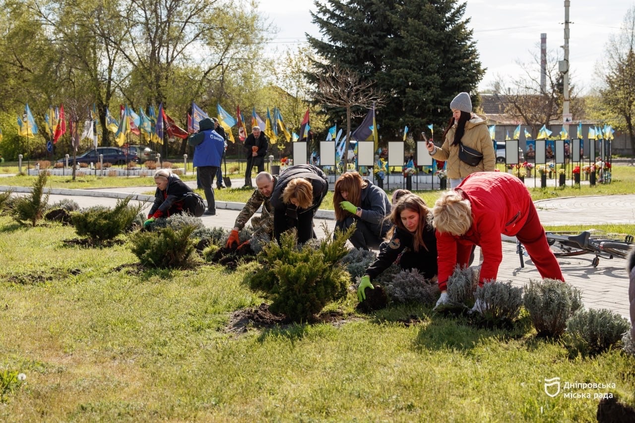 У Дніпрі стартували весняні толоки #Дніпро_квітучий: містяни прибирають двори, сквери та берегову лінію - 25.04.2026 