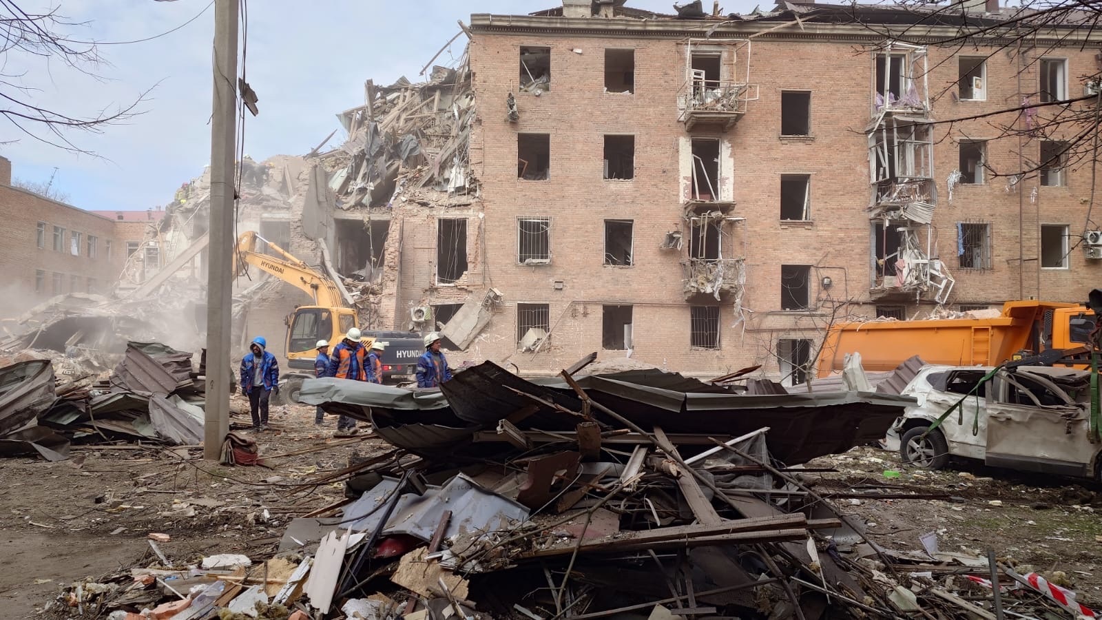 Усі міські служби Дніпра працюють над ліквідацією страшної російської атаки в декілька хвиль. Уряд обіцяє місту підтримку - 25.04.2026 