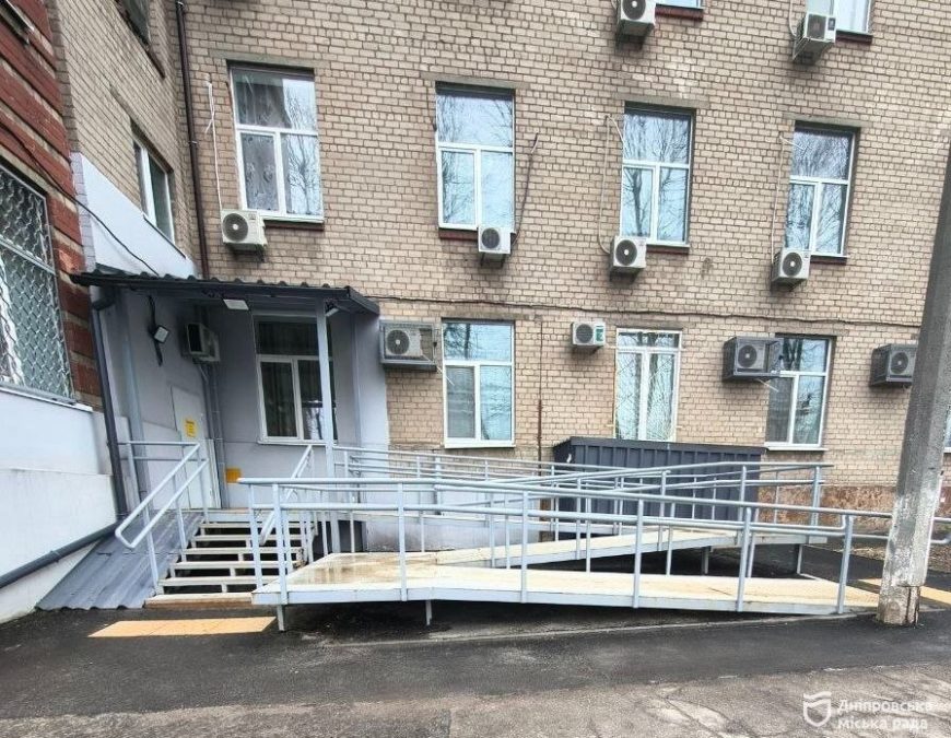 Пандуси, ліфти та шрифт Брайля: як у Дніпрі для людей з інвалідністю організовано доступ до медичних закладів - 26.04.2026