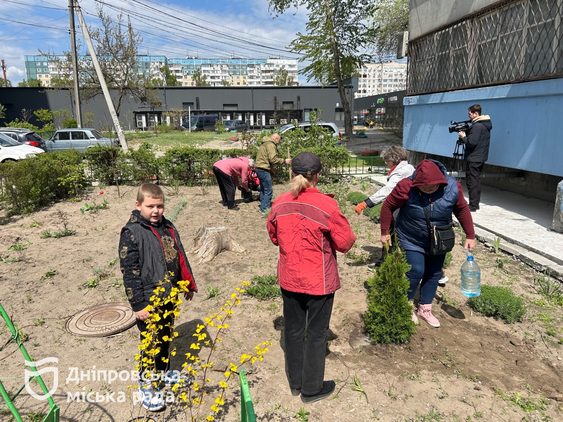 #Чистий_Дніпро: мешканці висадили понад 450 рослин у дворах міста - 26.04.2026