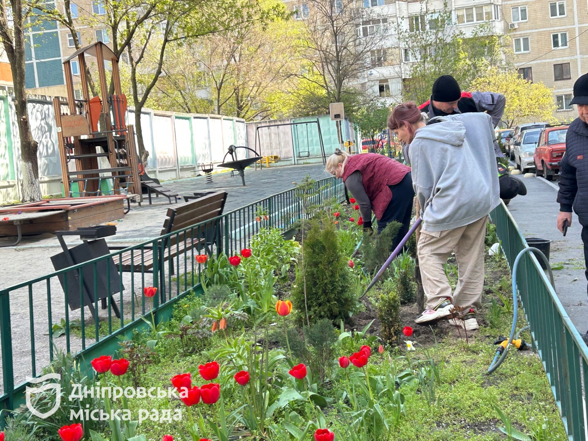 #Чистий_Дніпро: мешканці висадили понад 450 рослин у дворах міста - 26.04.2026