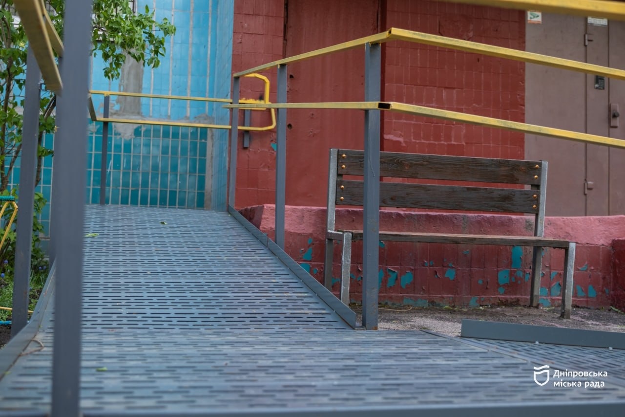 Безбар’єрний Дніпро: у мегаполісі встановлюють пандуси за запитом мешканців будинків ОСББ коштом міського бюджету - 27.04.2026