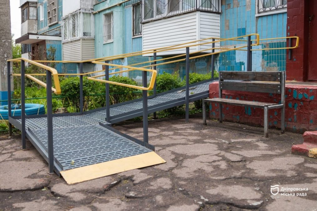 Безбар’єрний Дніпро: у мегаполісі встановлюють пандуси за запитом мешканців будинків ОСББ коштом міського бюджету - 27.04.2026