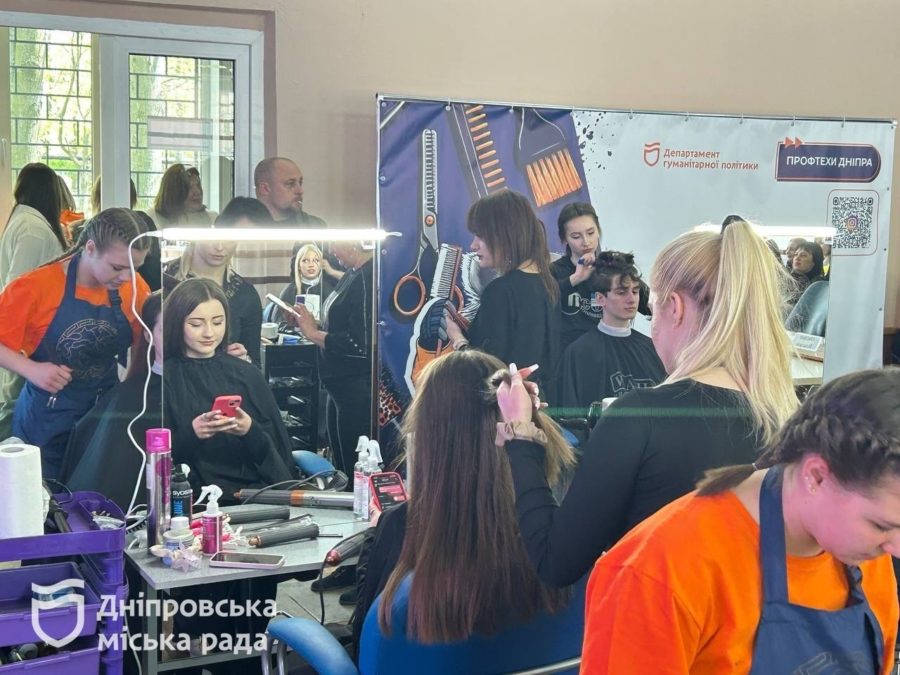 У Дніпрі майбутні перукарі змагалися у батлі серед студентів закладів професійної освіти - 29.04.2026