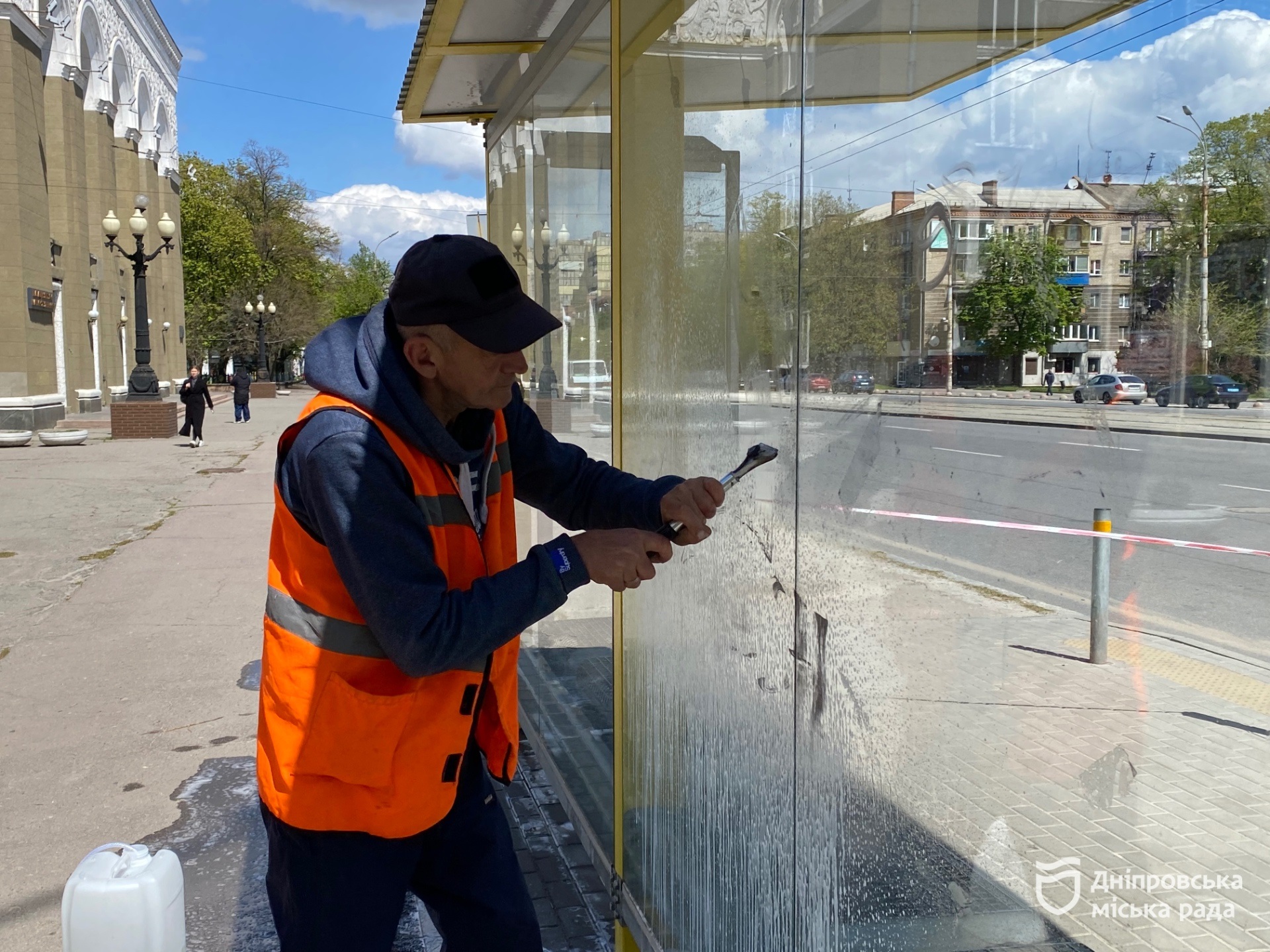 #Чистий_Дніпро: у мегаполісі розпочали мити зупинки громадського транспорту - 30.04.2026