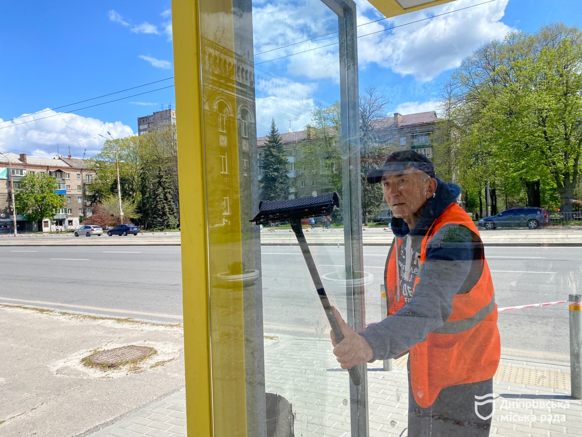 #Чистий_Дніпро: у мегаполісі розпочали мити зупинки громадського транспорту - 30.04.2026