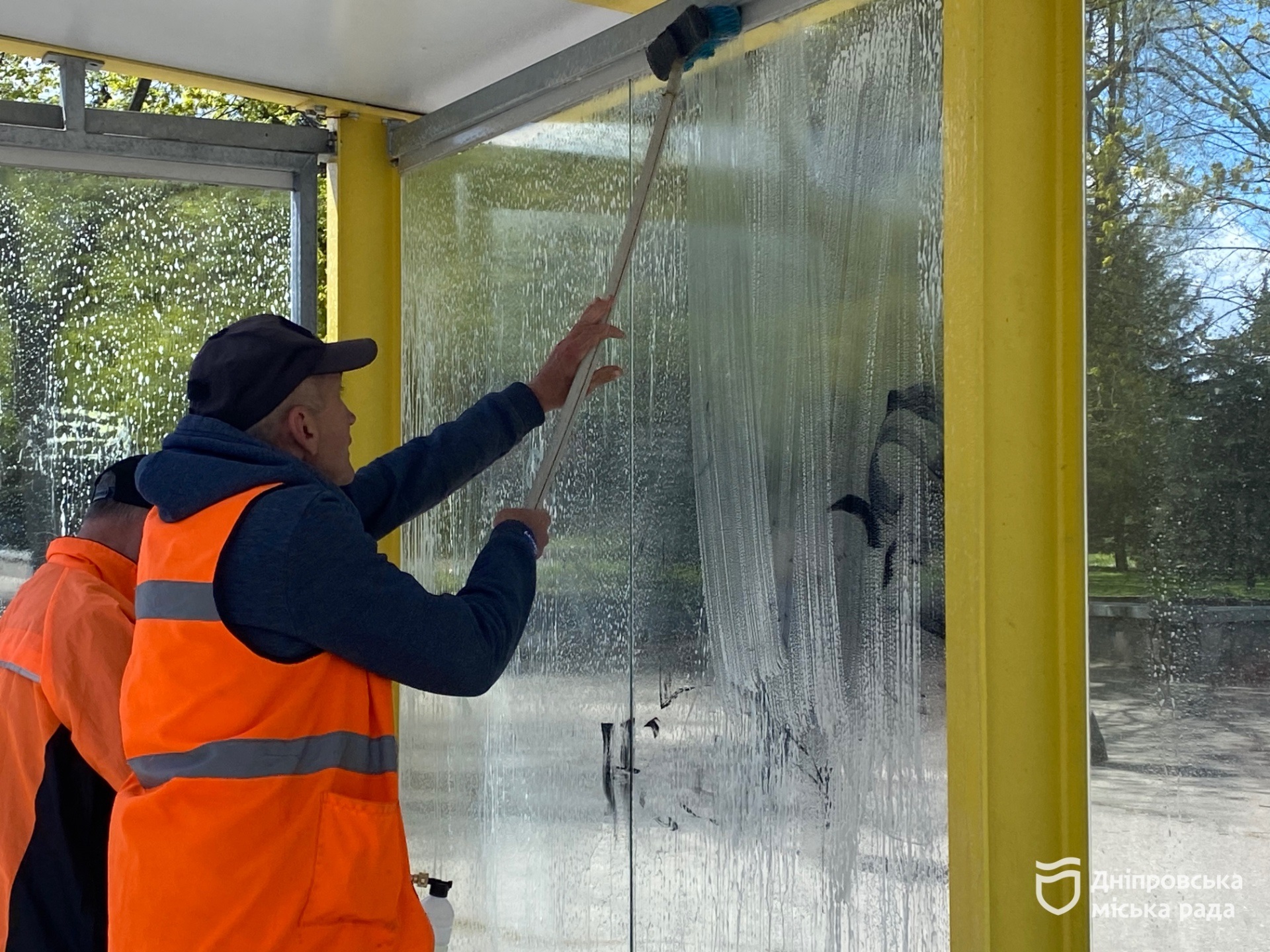 #Чистий_Дніпро: у мегаполісі розпочали мити зупинки громадського транспорту - 30.04.2026