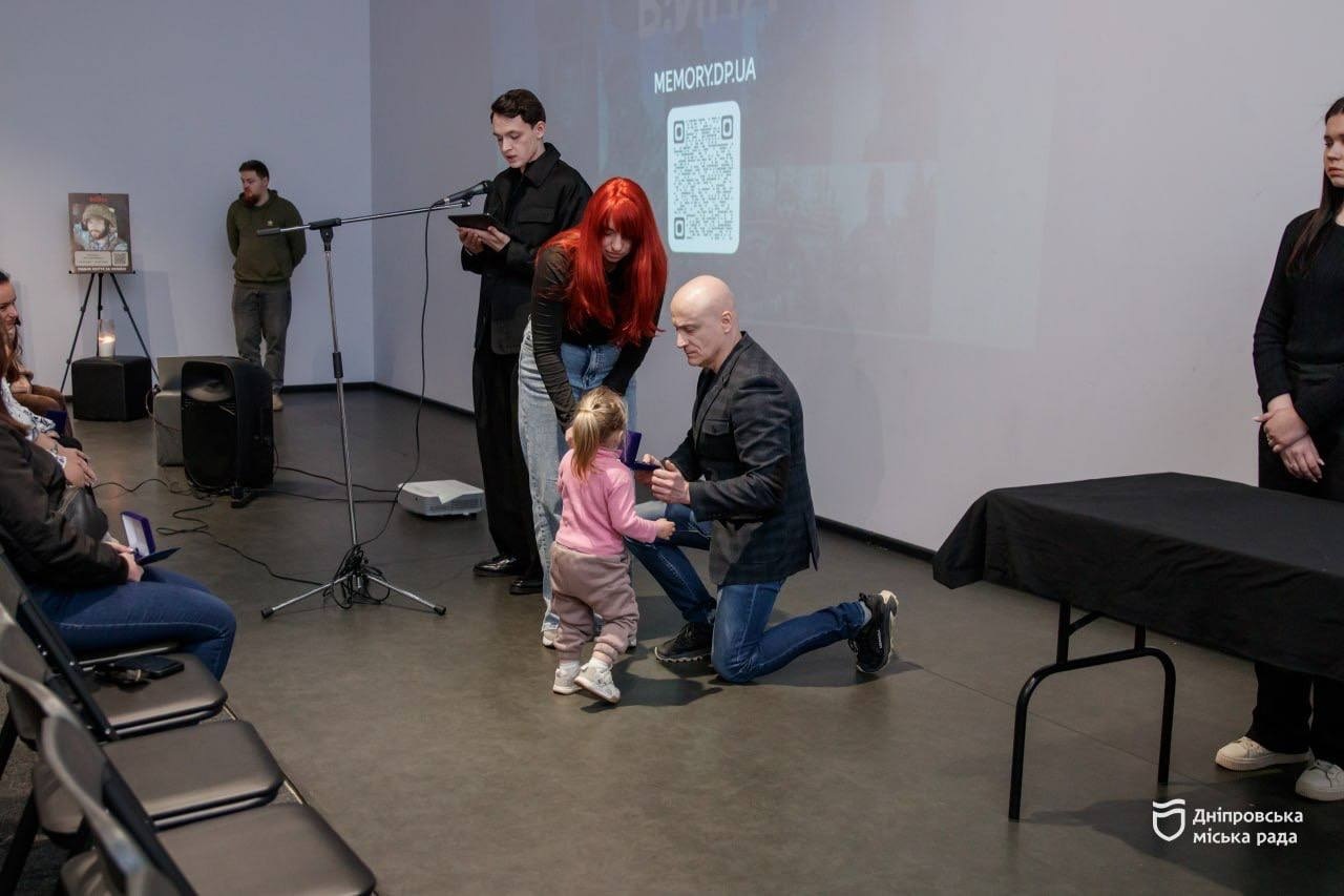 У Дніпрі вручили медалі «Захисник Вітчизни» родинам полеглих військових, пам’ять про яких увічнена на платформі «В!ЙНА» - 30.04.2026