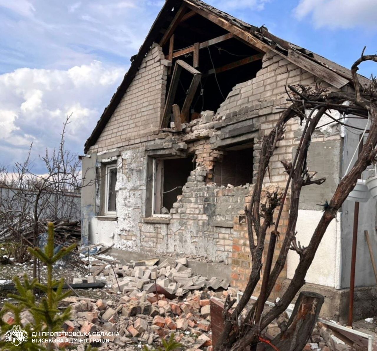 5 людей загинули, 27 – поранені: понад 50 разів ворог атакував три райони Дніпропетровщини