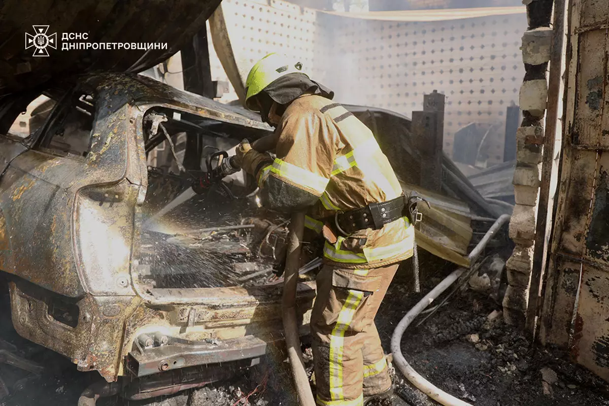 У Дніпрі сталася масштабна пожежа на території СТО: згоріли автомобілі