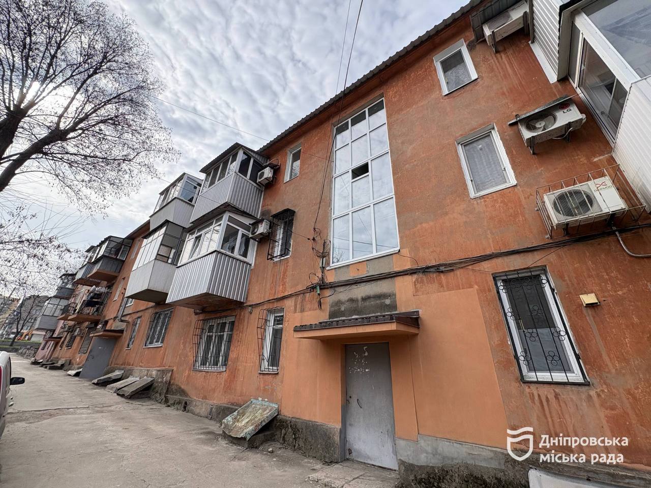 У Дніпрі відновили пошкоджену обстрілом покрівлю будинку ОСББ