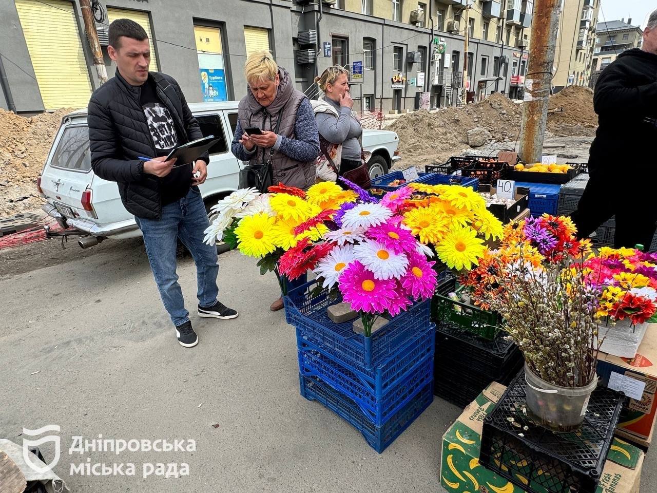 Дніпровські екологи закликають відмовитися від штучних квітів на кладовищах