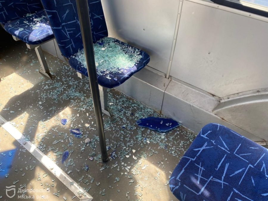 Дніпро ліквідовує наслідки ворожої атаки 17 квітня на транспортну інфраструктуру