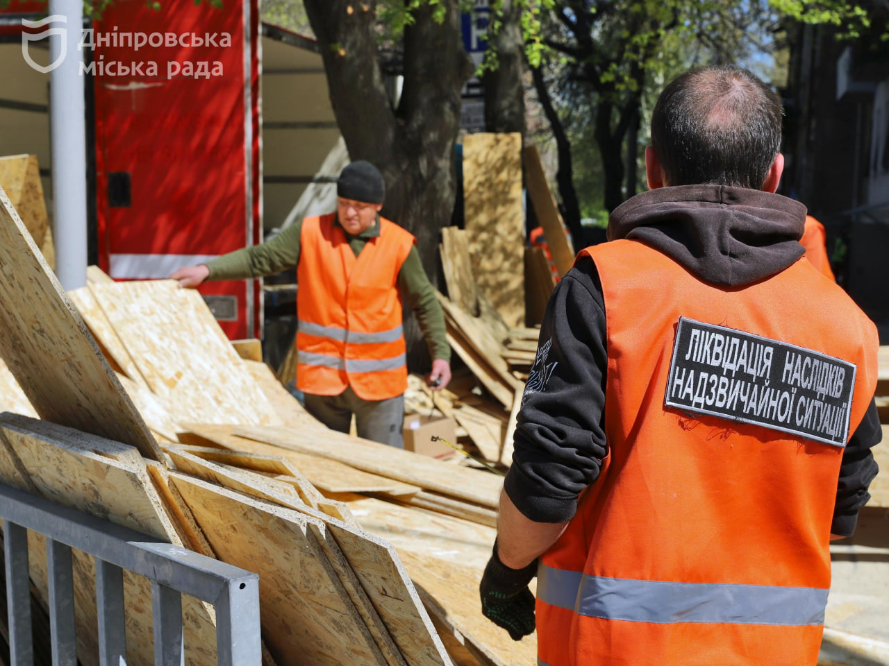 Вивезли понад сотню тонн скла й уламків та продовжують закривати вибиті шибки. Філатов розповів, як Дніпро оговтується після масованого ракетно-дронового удару
