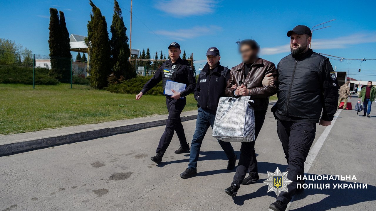 Понад 5 млн грн щомісяця заробляли на військових: організатора схеми продажу неіснуючих авто для ЗСУ екстрадували з Естонії