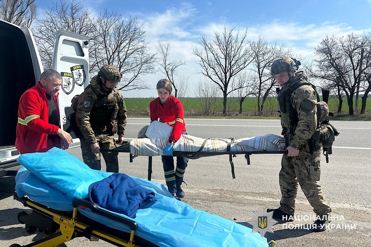 Виносили на ношах під загрозою FPV-дронів: як у Нікополі рятували самотніх літніх людей - 01.04.2026 