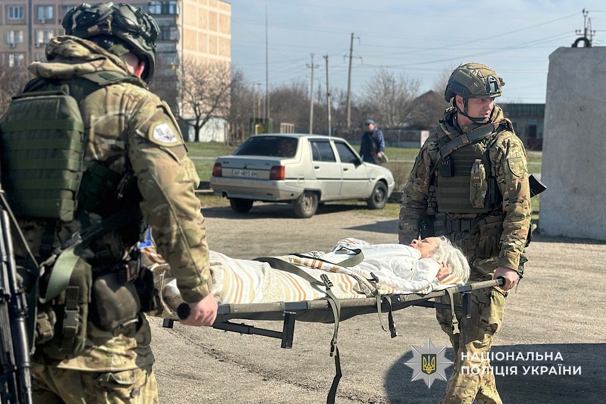 Виносили на ношах під загрозою FPV-дронів: як у Нікополі рятували самотніх літніх людей - 01.04.2026 