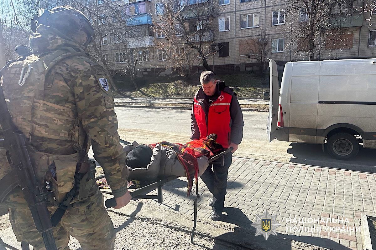 Виносили на ношах під загрозою FPV-дронів: як у Нікополі рятували самотніх літніх людей - 01.04.2026 