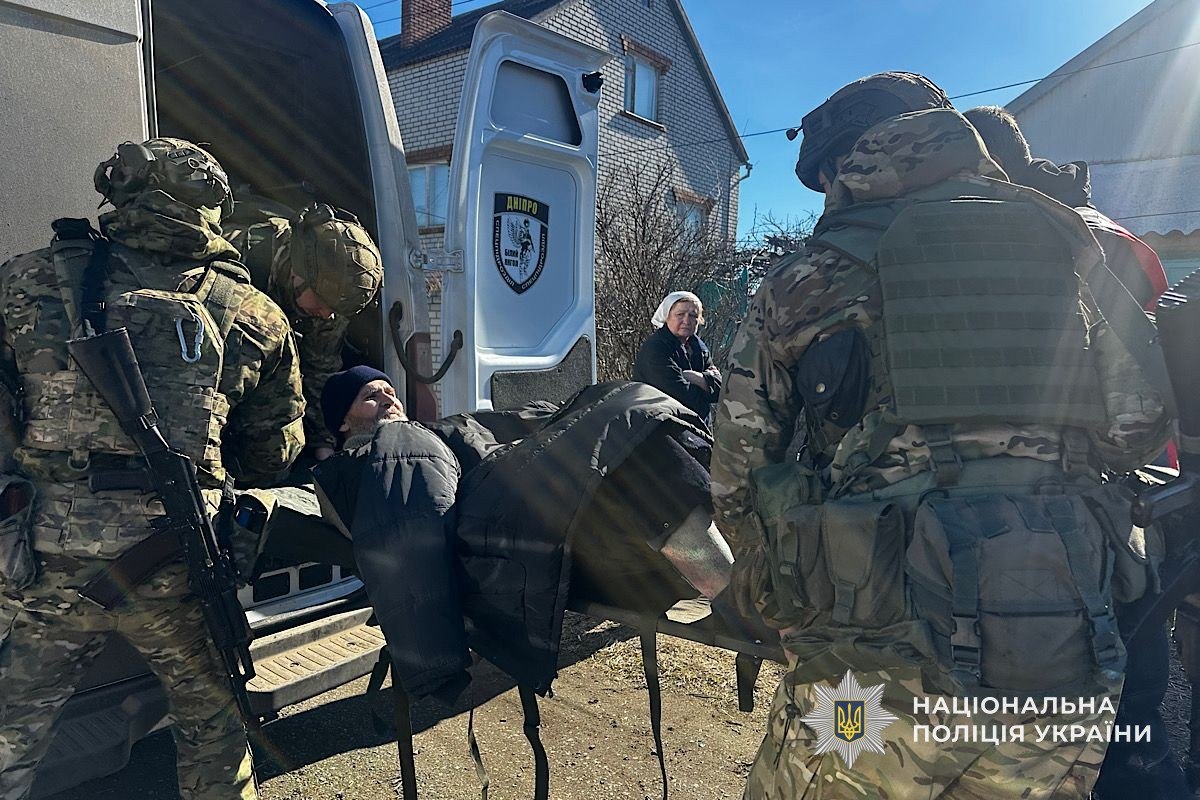Виносили на ношах під загрозою FPV-дронів: як у Нікополі рятували самотніх літніх людей - 01.04.2026 