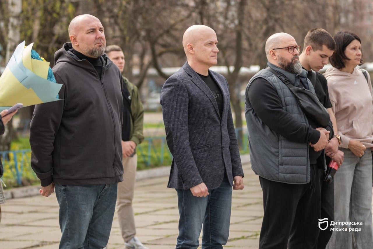 У Дніпрі відкрили меморіальну дошку 18-річному захиснику Олегу Бугріму