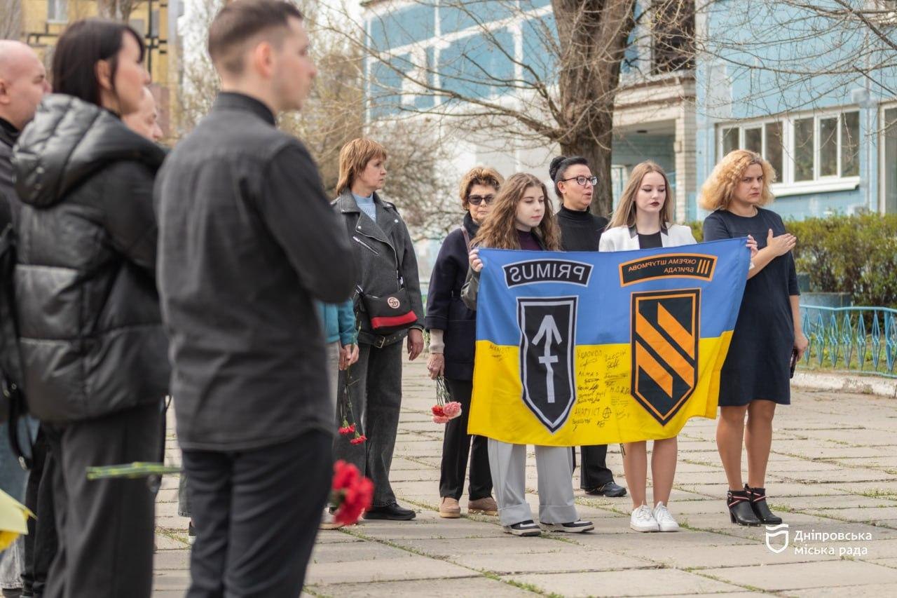 У Дніпрі відкрили меморіальну дошку 18-річному захиснику Олегу Бугріму