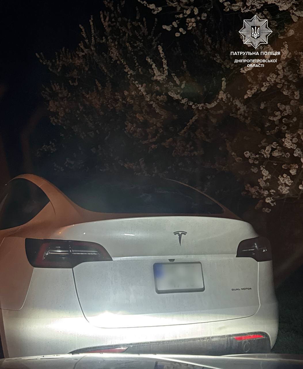 Керування під градусом: у Дніпрі водії Tesla та ВАЗа отримали адмінпротоколи за п'яну їзду - 11.04.2026