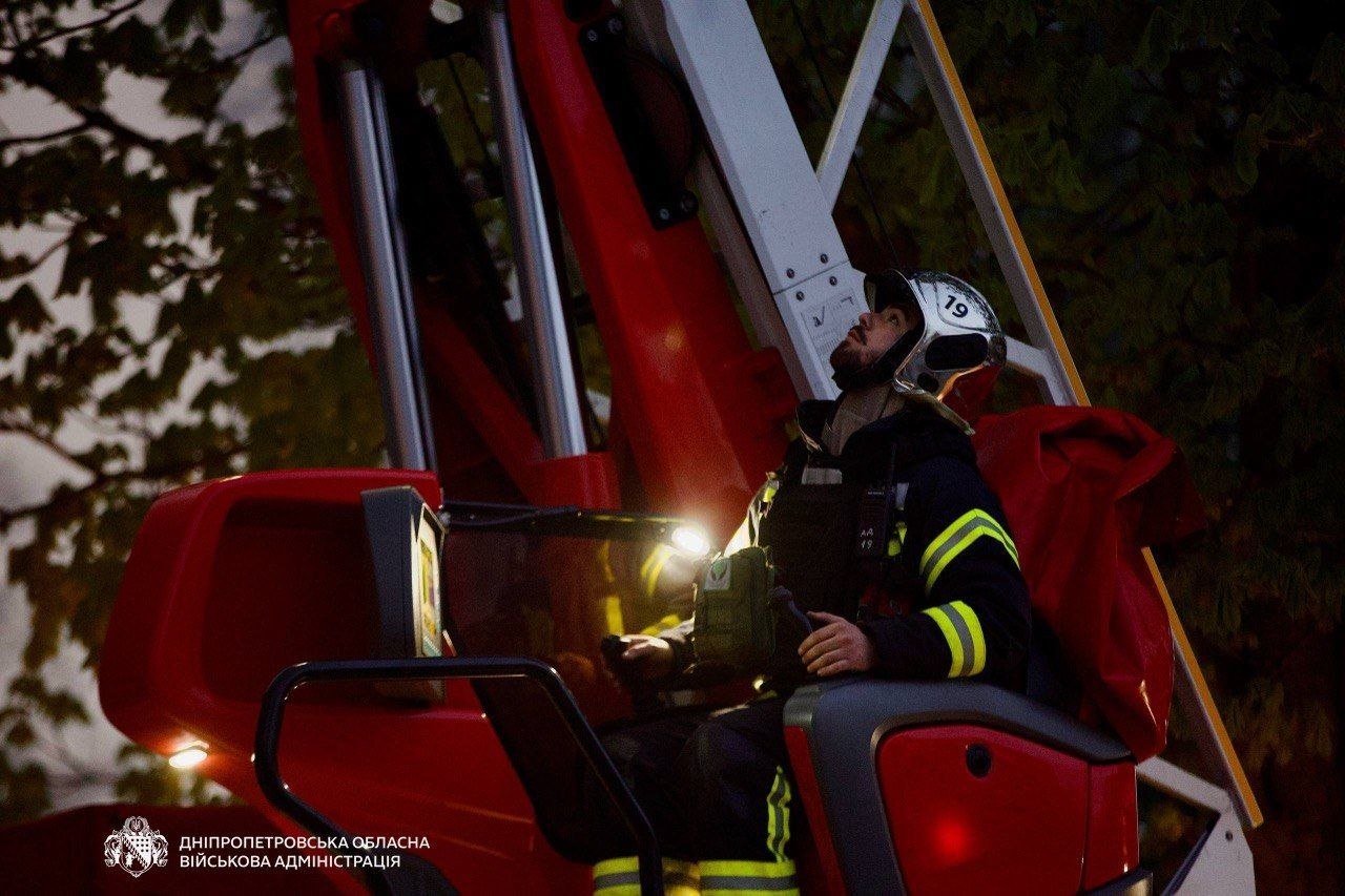 Ворог вдарив безпілотниками по Дніпру та Нікопольщині: троє травмованих - 15.04.2026