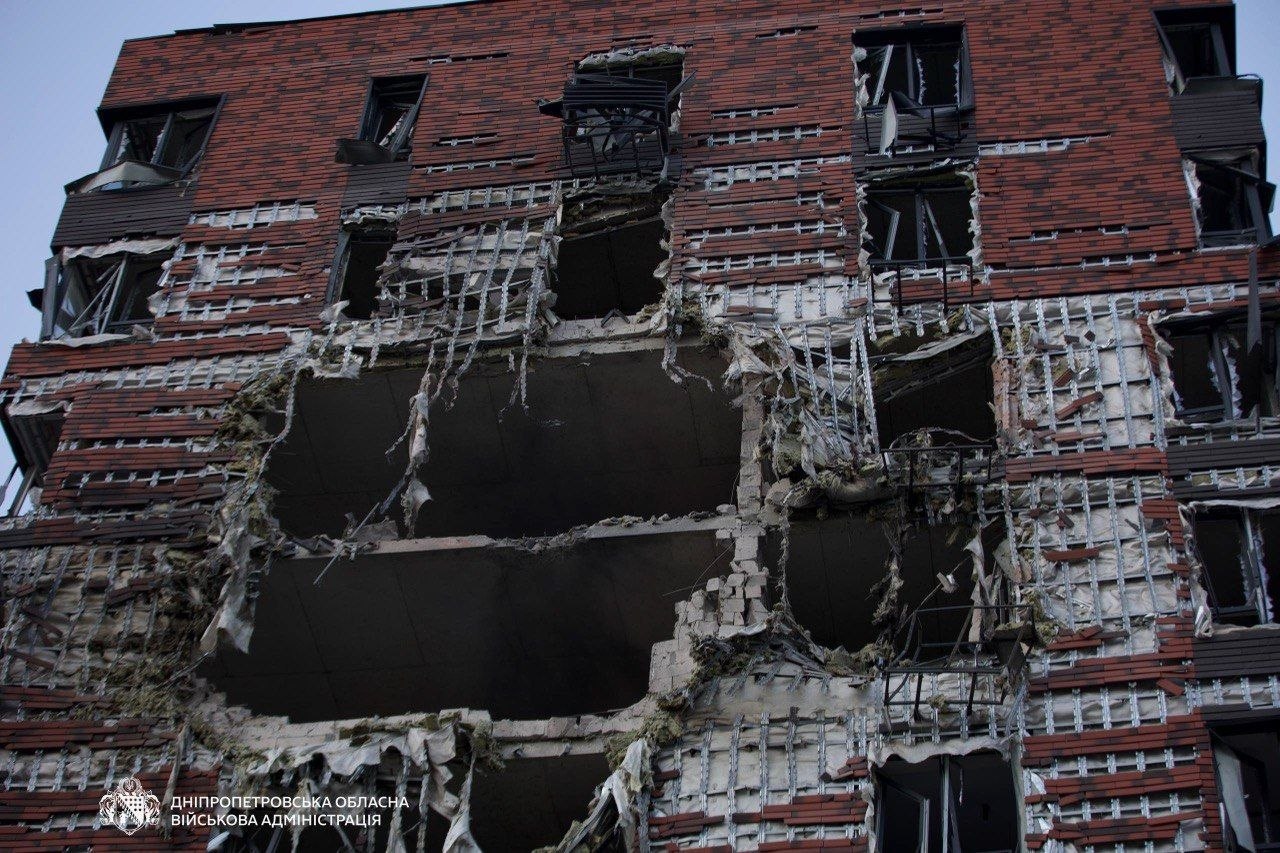 Ворог вдарив безпілотниками по Дніпру та Нікопольщині: троє травмованих - 15.04.2026