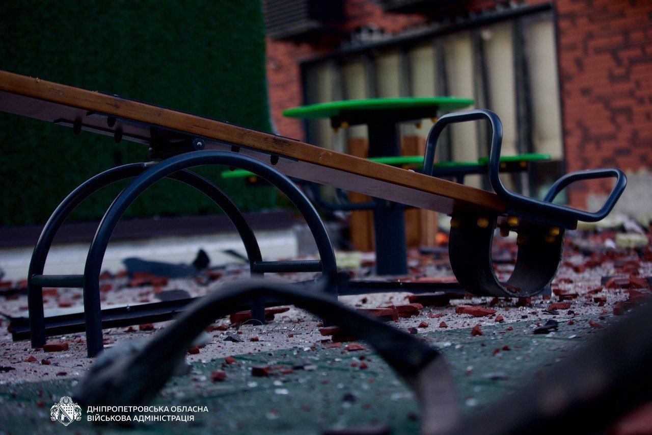 Ворог вдарив безпілотниками по Дніпру та Нікопольщині: троє травмованих - 15.04.2026