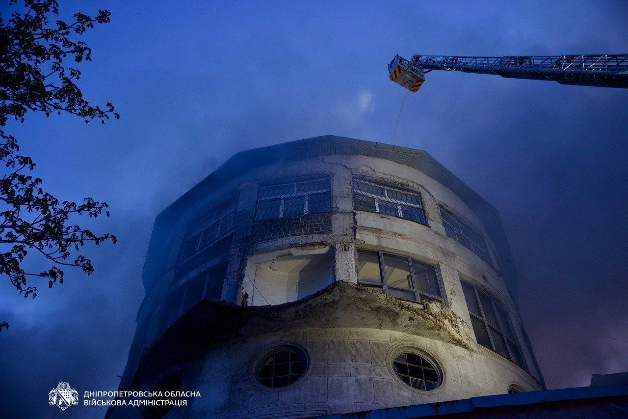 Ворог вдарив безпілотниками по Дніпру та Нікопольщині: троє травмованих - 15.04.2026