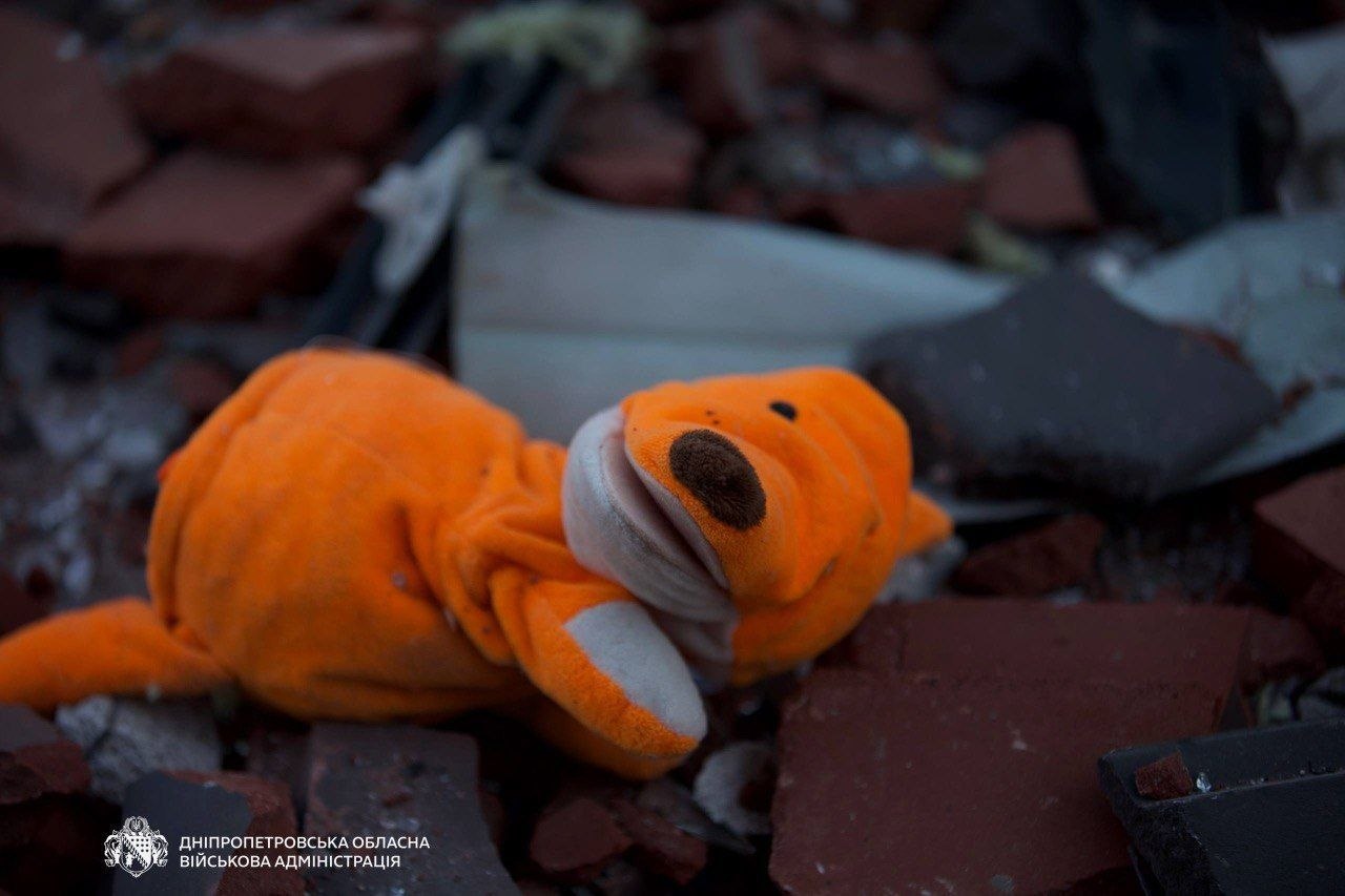 Ворог вдарив безпілотниками по Дніпру та Нікопольщині: троє травмованих - 15.04.2026