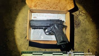 У Кривому Розі 18-річний хлопець поцілив в око 16-річній дівчині з пневматичного пістолета 17.04.2026: його затримали 18.04.2026