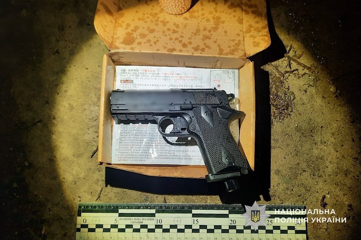 У Кривому Розі 18-річний хлопець поцілив в око 16-річній дівчині з пневматичного пістолета