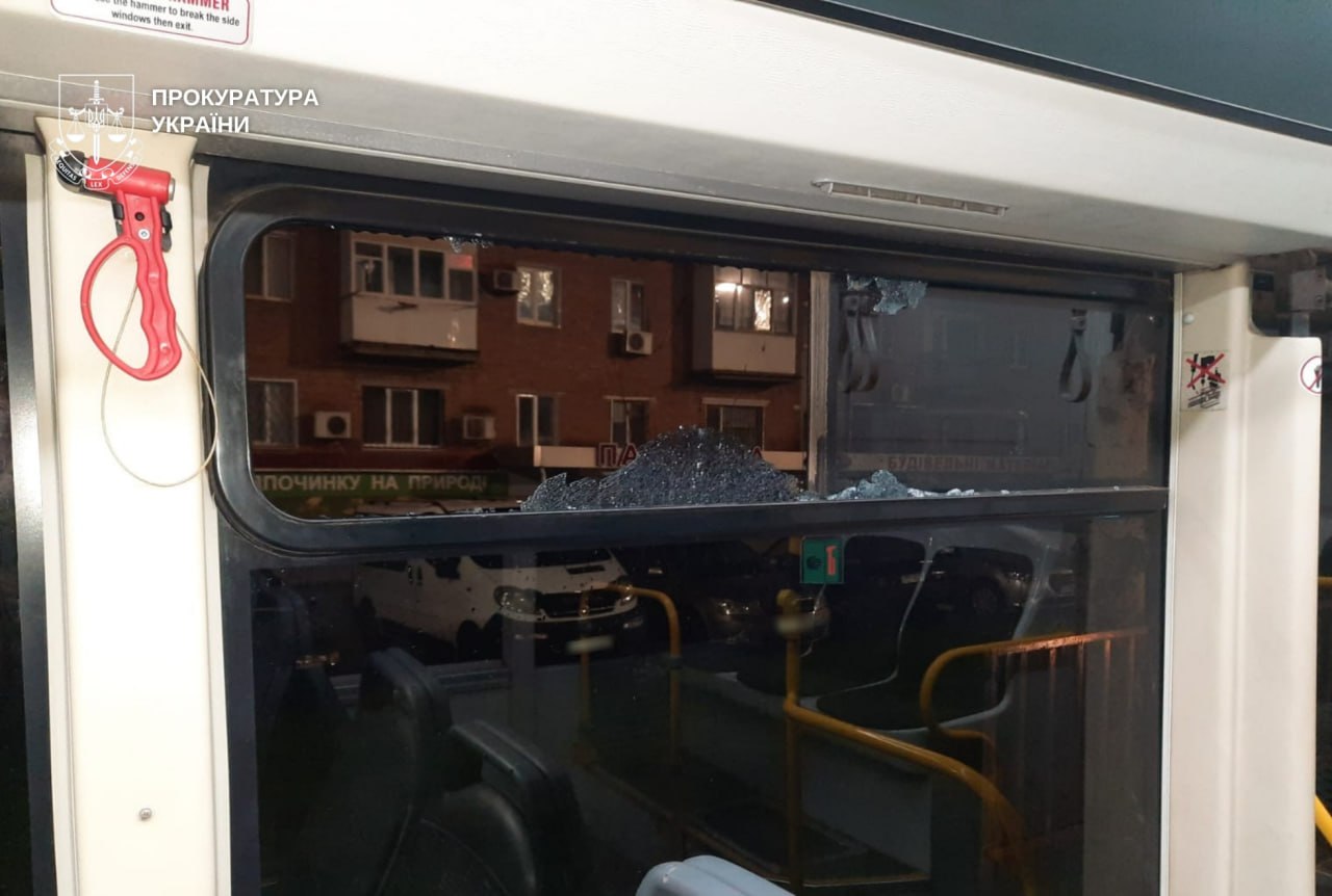 Жах у криворізькому автобусі: хлопець дістав пістолет та чотири рази вистрілив у дівчину - 20.04.2026