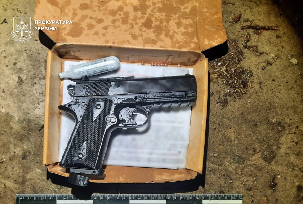 Жах у криворізькому автобусі: хлопець дістав пістолет та чотири рази вистрілив у дівчину - 20.04.2026