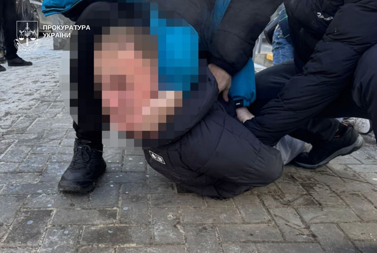 15 тисяч доларів за фіктивний діагноз: у Кривому Розі судитимуть «рішалу», який обіцяв відстрочку від мобілізації - 23.04.2026