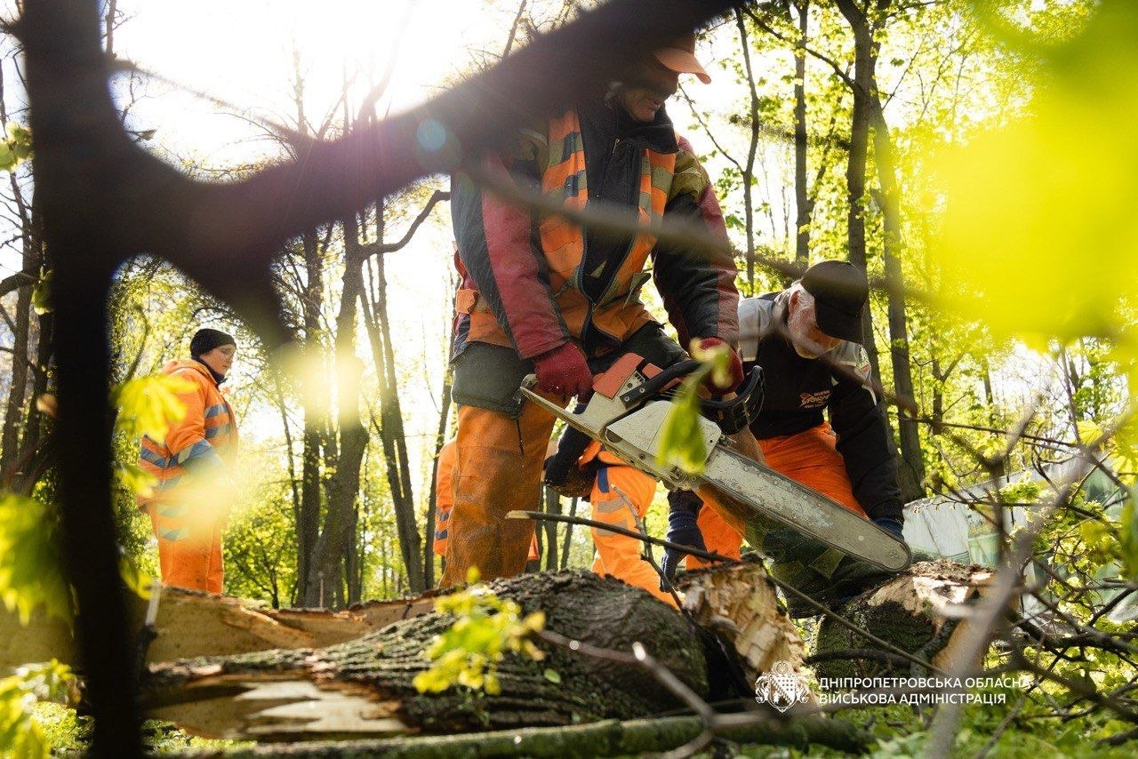 Після негоди енергетики відновили електропостачання майже для 130 тисяч абонентів, які напередодні залишилися без світла - 27.04.2026 