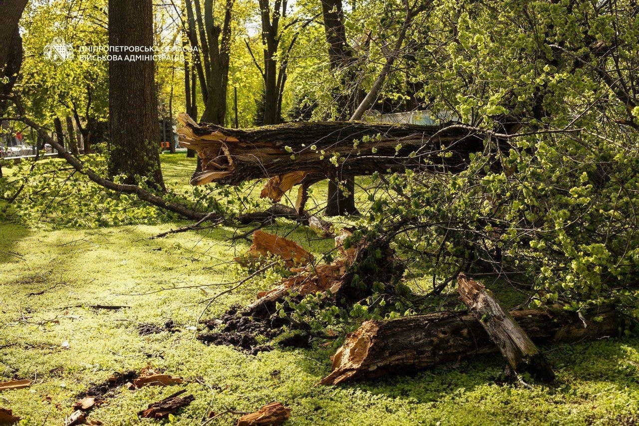 Після негоди енергетики відновили електропостачання майже для 130 тисяч абонентів, які напередодні залишилися без світла - 27.04.2026 
