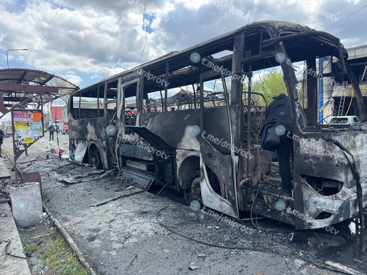 Одна людина загинула, 11 постраждали: росія атакувала передмістя Дніпра