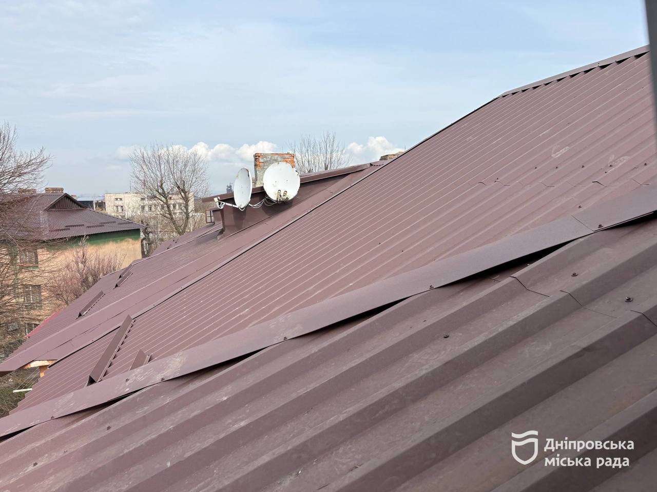 У Дніпрі відновили пошкоджену обстрілом покрівлю будинку ОСББ
