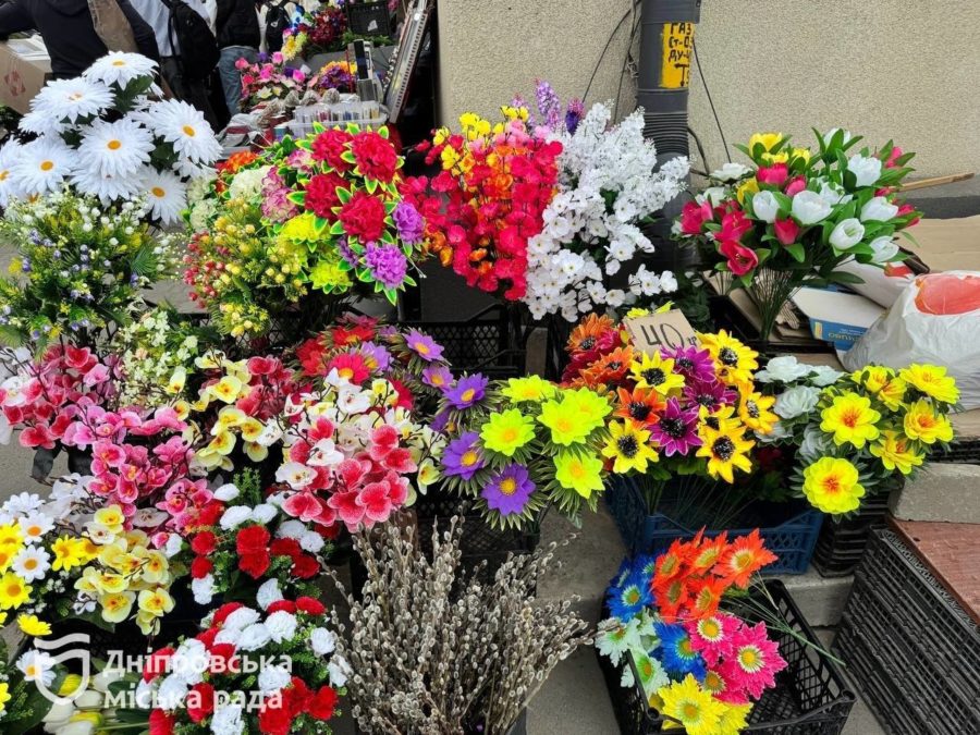 Дніпровські екологи закликають відмовитися від штучних квітів на кладовищах